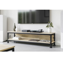 Wohnzimmer mit Lowboard aus Holz und Metallrohren, darauf ein Plattenspieler und Dekoration, darüber ein Fernseher.
