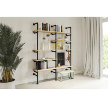 Regalsystem mit Holzböden und schwarzen Metallrohren im Zimmer