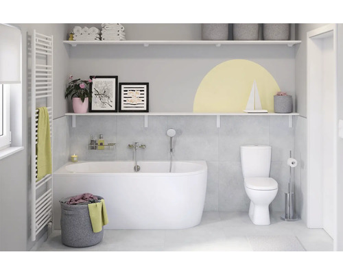 Helles Badezimmer mit Badewanne, Toilette und Heizkörper