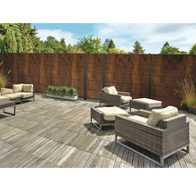 Terrasse mit Sichtschutzzaun aus Metall und Sitzgruppe