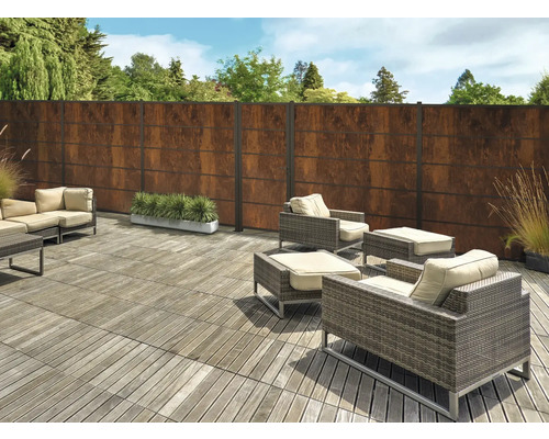 Terrasse mit Sichtschutzzaun aus Metall und Sitzgruppe