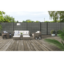 Terrasse mit Gartenzaun, Sitzgruppe und Beleuchtung für den Außenbereich