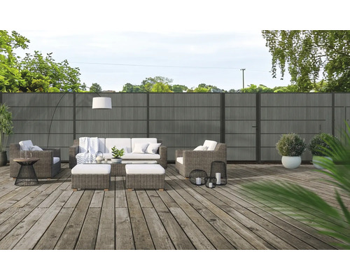 Terrasse mit Gartenzaun, Sitzgruppe und Beleuchtung für den Außenbereich