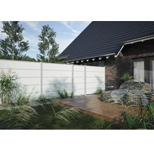 Sichtschutzzaun aus Kunststoff mit Grundstücksbegrenzung