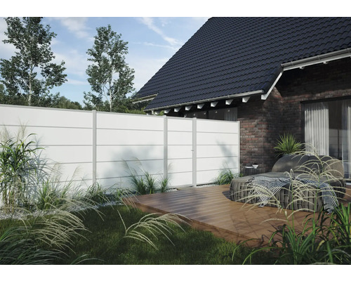 Sichtschutzzaun aus Kunststoff mit Grundstücksbegrenzung