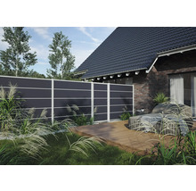 Gartenzaun aus Kunststoff mit Aluminiumrahmen auf einer Holzterrasse