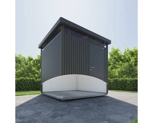 Gartenbox mit Tür und geöffnetem Bodenrahmen auf Steinboden