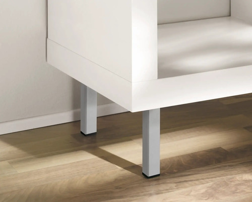 Detailansicht eines weißen Badmöbels mit silberfarbenen Füßen