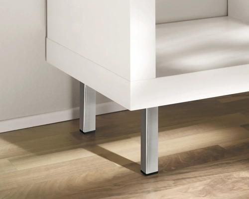 Detailansicht eines weißen Badezimmerschranks mit Metallfüßen