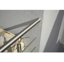 Edelstahlhandlauf an einer Wand befestigt.