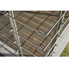 Detailansicht eines Edelstahlgeländers auf einer Terrasse