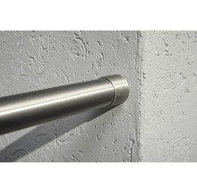 Edelstahl-Handlauf an einer Wand befestigt