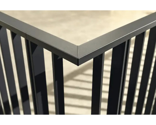 Detailaufnahme eines Geländers mit Metallstreben