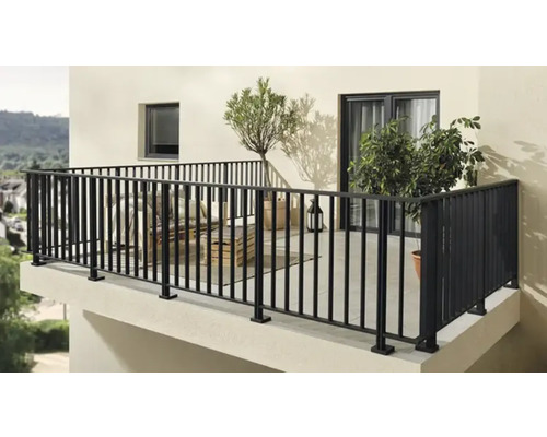Balkon mit Geländer, Pflanzen und Sitzgelegenheit