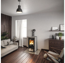 Wohnzimmer mit Kaminofen, Sofa und Holzfußboden für ein gemütliches Ambiente