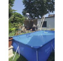 Aufblasbarer Pool im Garten mit Leiter und Wasserspielzeug.