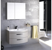 Badezimmer mit Waschbeckenunterschrank, Spiegelschrank, Handtuch und Badaccessoires