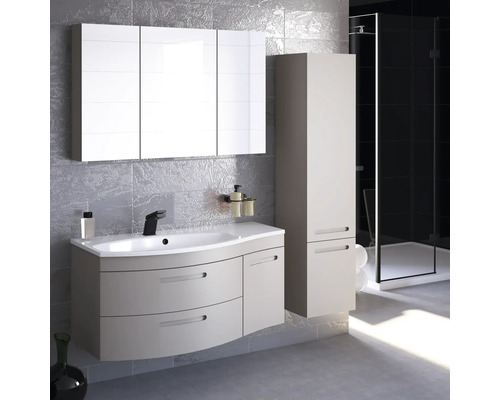 Badezimmer mit Waschtisch, Spiegelschrank, Hochschrank und Duschkabine