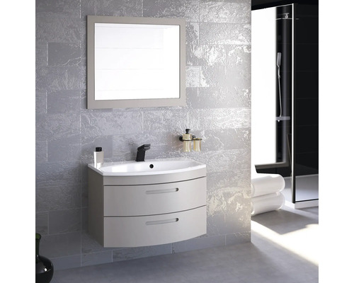 Badezimmer mit Waschbeckenunterschrank, Spiegel und Armatur