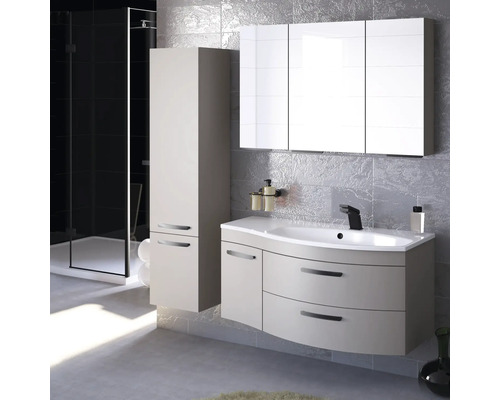 Badezimmer mit Waschtisch, Spiegelschrank, Hochschrank und Dusche