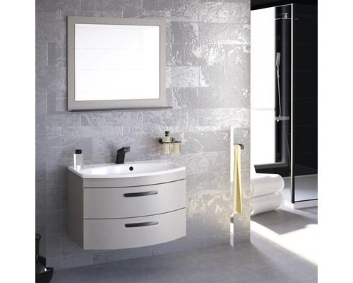 Modernes Badezimmer mit Waschtisch, Spiegel und Dusche