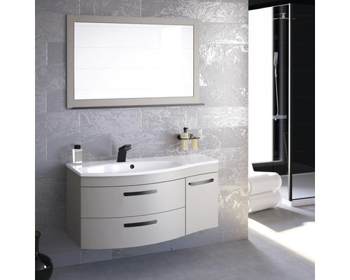 Modernes Badezimmer mit Waschbeckenunterschrank, Spiegel und Armatur