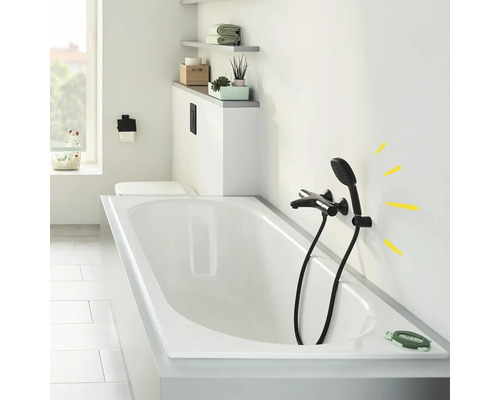 Badezimmer mit Badewanne und Duscharmatur