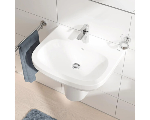 Weißes Wandwaschbecken mit Armatur, Handtuchhalter und Zahnputzbecherhalter