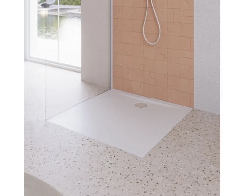 Quadratische Duschwanne im Badezimmer mit Duschkopf