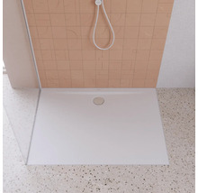 Weiße Duschwanne mit Ablauf im Badezimmer