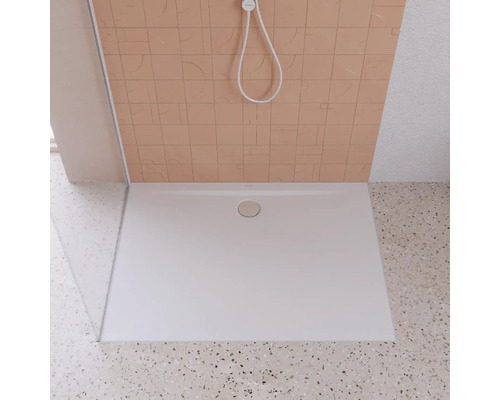Weiße Duschwanne mit Ablauf im Badezimmer
