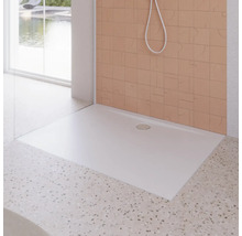 Ebenerdige Dusche mit Ablaufrinne im modernen Badezimmer