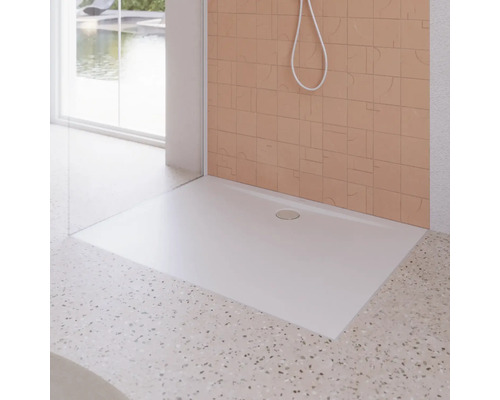 Ebenerdige Dusche mit Ablaufrinne im modernen Badezimmer