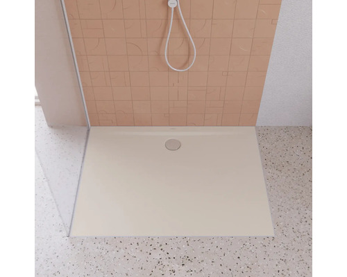 Begehbare Dusche mit flacher Duschwanne und Paneel