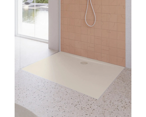 Ebenerdige Dusche mit Duschkopf und Ablaufrinne