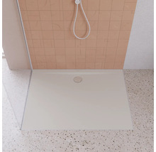 Duschwanne im Badezimmer mit Duschkopf an der Wand