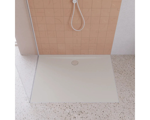 Duschwanne im Badezimmer mit Duschkopf an der Wand