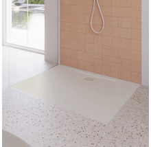 Begehbare Dusche mit flacher Duschwanne und gefliester Wand