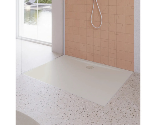 Begehbare Dusche mit flacher Duschwanne und gefliester Wand