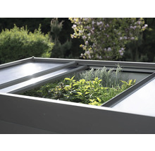 Hochbeet mit Kräutern und geöffnetem Deckel