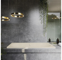 Badezimmer mit rechteckiger Badewanne, grauen Fliesen und ringförmigen Hängeleuchten.