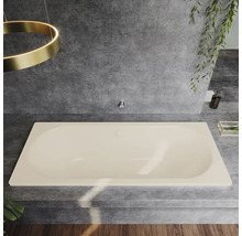 Beige Badewanne im Badezimmer mit grauen Fliesen