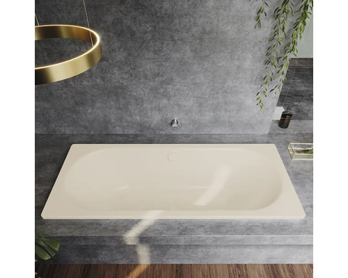Beige Badewanne im Badezimmer mit grauen Fliesen