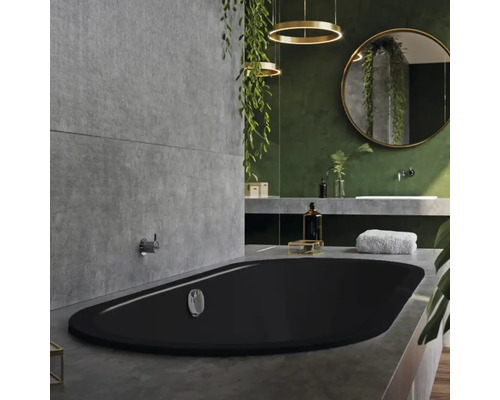 Modernes Badezimmer mit schwarzer Badewanne, Waschbecken und Spiegel