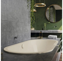 Modernes Badezimmer mit freistehender Badewanne, Waschtisch und Spiegel.
