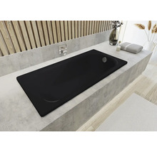 Schwarze Badewanne in einem modern gestalteten Badezimmer.