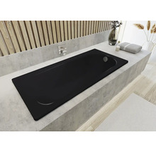 Schwarze Badewanne in einem hellen Badezimmer