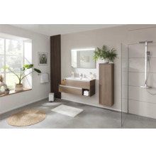 Modernes Badezimmer mit Waschtisch, Spiegelschrank, Hochschrank und Dusche.