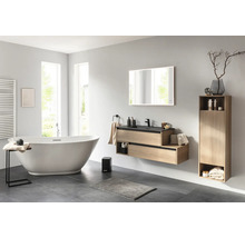 Helles Badezimmer mit Badewanne, Waschtisch, Spiegel und Schrank für ein organisiertes Ambiente.