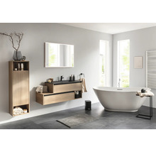 Modernes Badezimmer mit Waschtisch, Spiegel, Badewanne und Hochschrank für ein stilvolles Ambiente